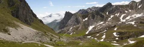 Das grün bewachsene Grana Tal. Einige Flächen sind noch vom Schnee bedeckt.