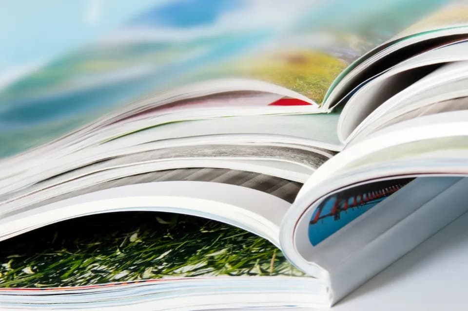 Aufgeschlagene Zeitschriften von vorne