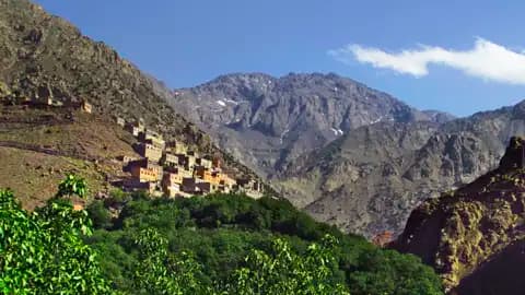 Blick auf Berberdörfer und den Hohen Atlas.