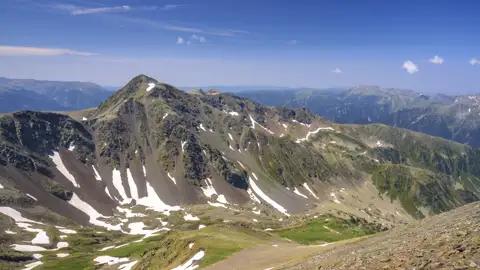 Berge mit Schneefeldern im Sommer.