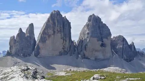 Die majestätischen Drei Zinnen ragen in den Dolomiten empor.